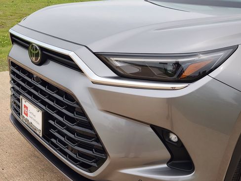 Used 2025 Toyota Grand Highlander AWD image 10