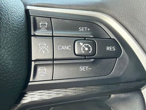 Used 2024 Jeep Grand Cherokee Altitude AWD/4WD image 25