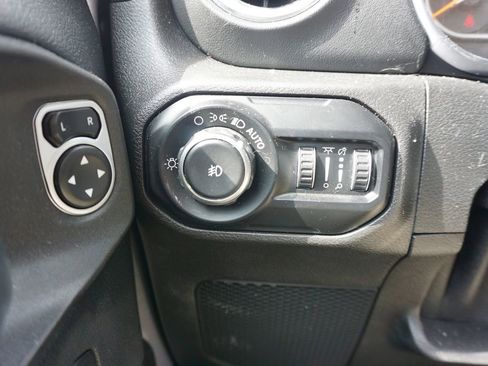 Used 2018 Jeep Wrangler Unlimited Sahara image 4