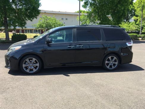 Used 2020 Toyota Sienna SE w/ SE Preferred Package FWD image 3