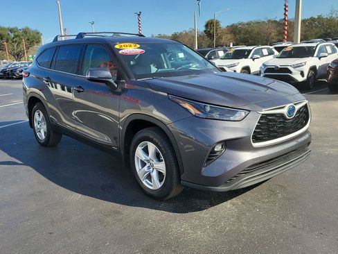 Used 2022 Toyota Highlander LE image 2