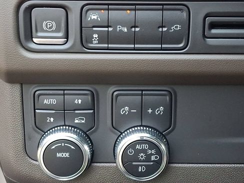 Certified 2021 GMC Yukon SLT w/ SLT Premium Package AWD/4WD image 27