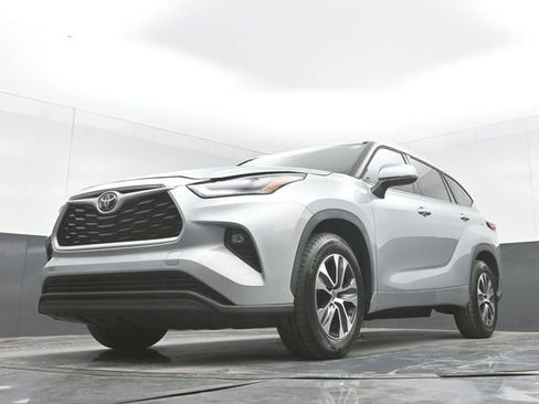 Used 2021 Toyota Highlander XLE FWD image 48