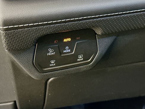 Used 2025 Volkswagen Atlas Cross Sport SE image 17