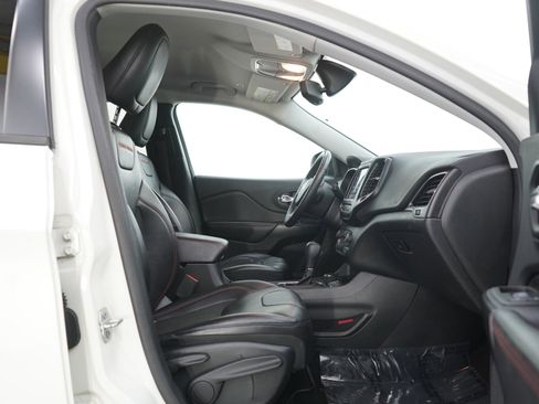 Used 2019 Jeep Cherokee Trailhawk w/ Cold Weather Group image 11