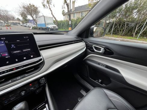 Used 2025 Jeep Compass Limited image 35