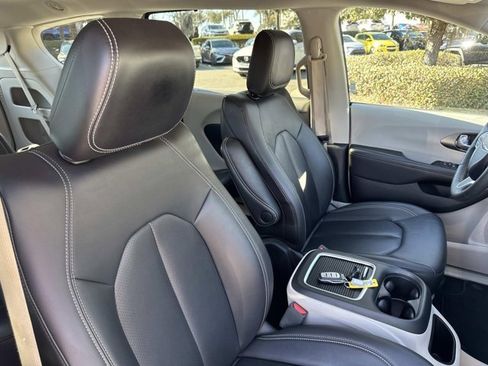 Used 2024 Chrysler Pacifica Touring-L image 16
