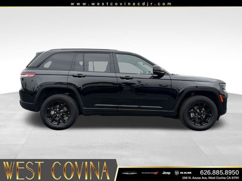 Used 2025 Jeep Grand Cherokee Altitude RWD image 8
