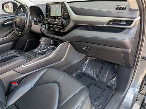 Certified 2021 Toyota Highlander XLE image 24
