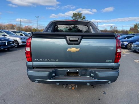 Used 2011 Chevrolet Avalanche LTZ image 3