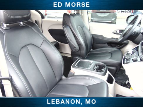 Used 2024 Chrysler Pacifica Touring-L image 14