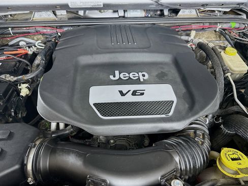 Used 2016 Jeep Wrangler Unlimited Sport w/ Connectivity Group image 29