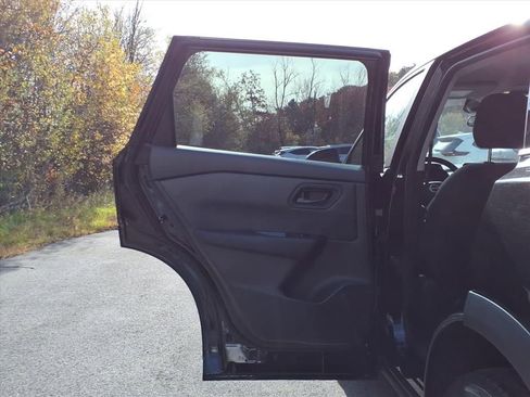 Used 2025 Nissan Rogue S image 12