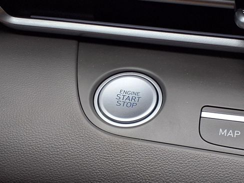 Used 2025 Hyundai Elantra SEL image 11