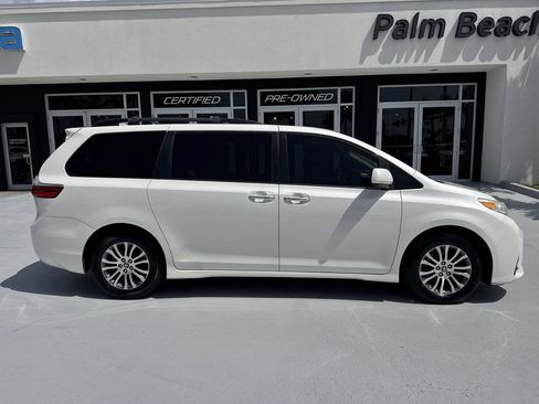 Used 2020 Toyota Sienna XLE w/ XLE Navigation Package FWD image 5