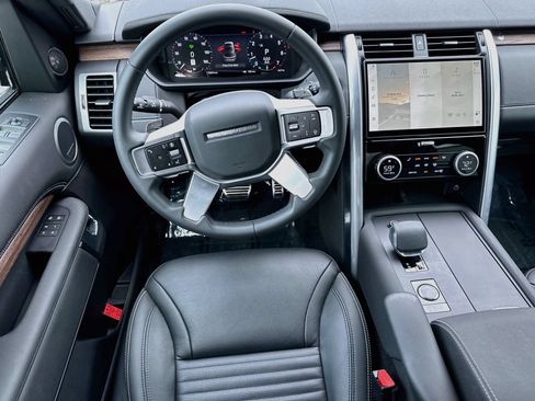 Used 2025 Land Rover Discovery Dynamic SE AWD/4WD image 17