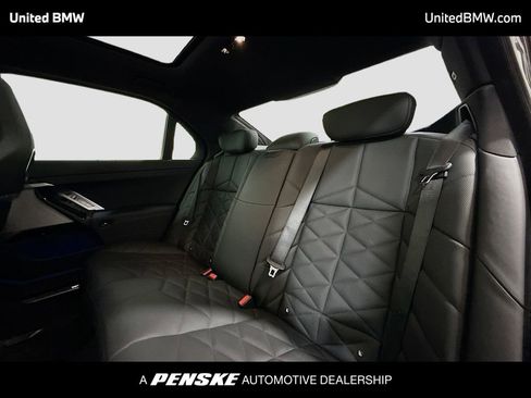 Used 2023 BMW 740i image 13