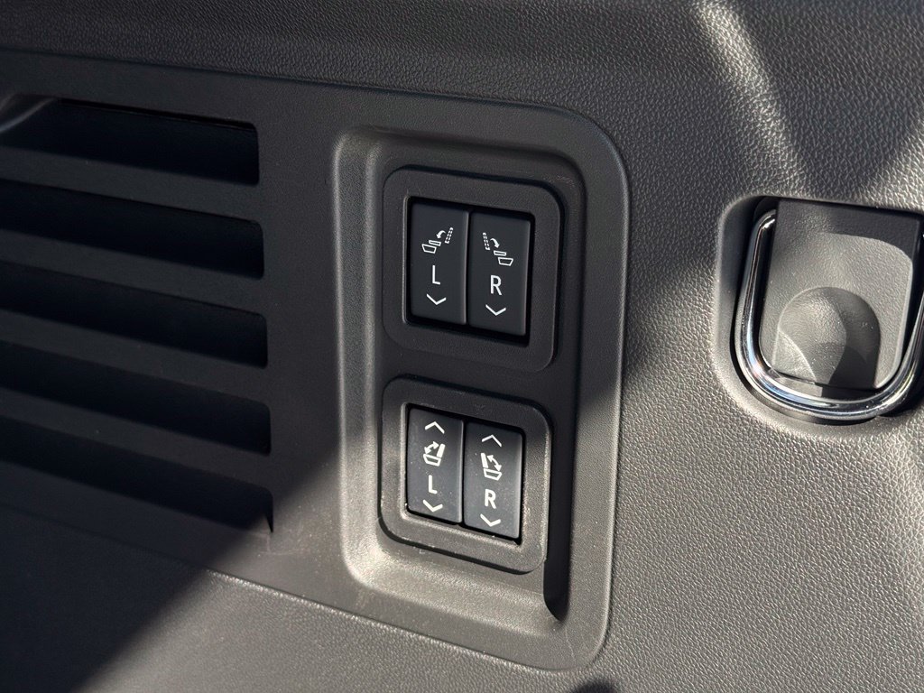 New 2027 Chevrolet Traverse RS w/ LPO, Floor Liner Package FWD image 16