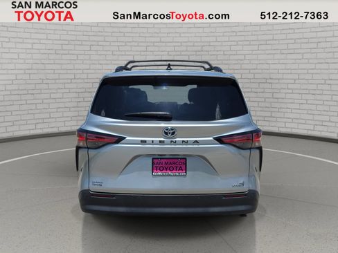 Used 2021 Toyota Sienna XLE FWD image 7