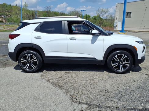 Used 2023 Chevrolet TrailBlazer LT FWD image 2