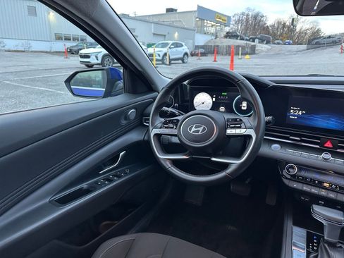Used 2025 Hyundai Elantra SEL image 32
