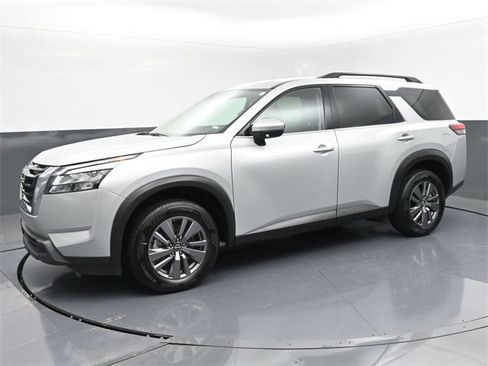 Used 2025 Nissan Pathfinder SV image 4