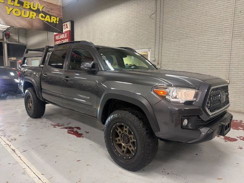 Used 2019 Toyota Tacoma TRD Off-Road image 3