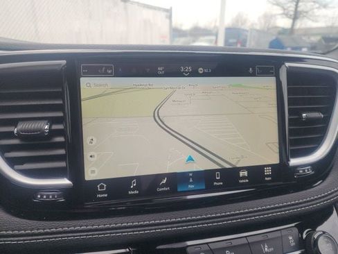 New 2026 Chrysler Pacifica Limited image 9