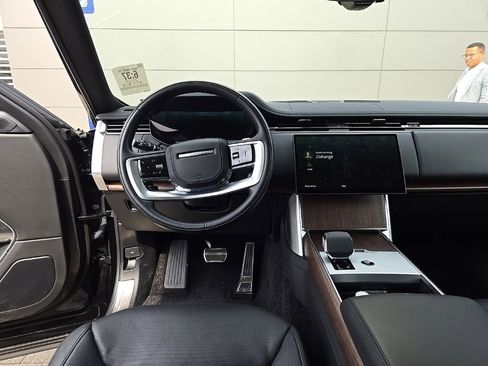 Used 2025 Land Rover Range Rover SE AWD/4WD image 14