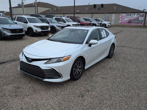 Used 2022 Toyota Camry XLE image 14