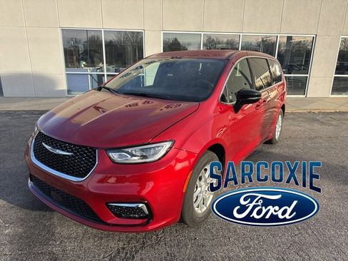 Used 2025 Chrysler Pacifica Select image 27