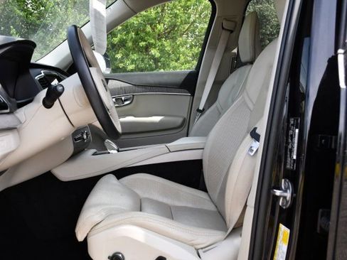 Used 2023 Volvo XC90 B6 Ultimate w/ Protection Package Premier image 11