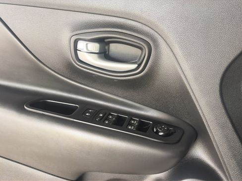 Used 2023 Jeep Renegade Latitude AWD/4WD image 21