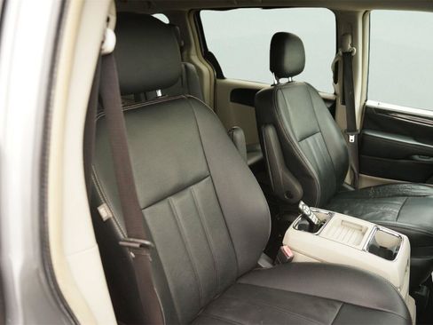 Used 2016 Chrysler Town & Country Touring FWD image 21