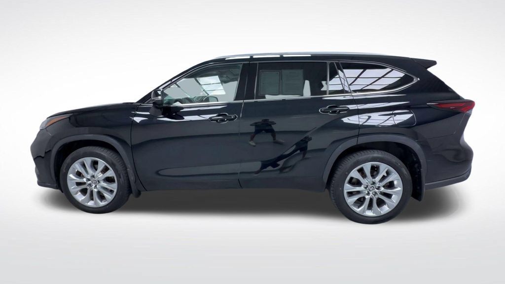 Certified 2024 Toyota Highlander Limited AWD/4WD image 3