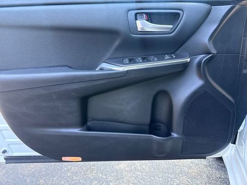 Used 2016 Toyota Camry SE w/ Moonroof Package FWD image 11