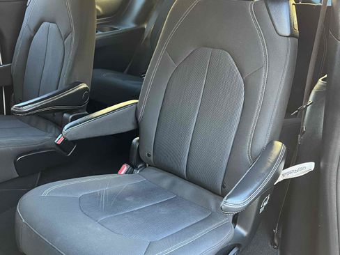 Used 2021 Chrysler Pacifica Touring w/ S Appearance Package image 5