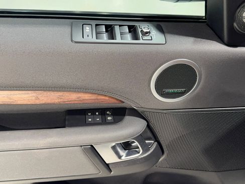 Used 2019 Land Rover Discovery HSE image 11