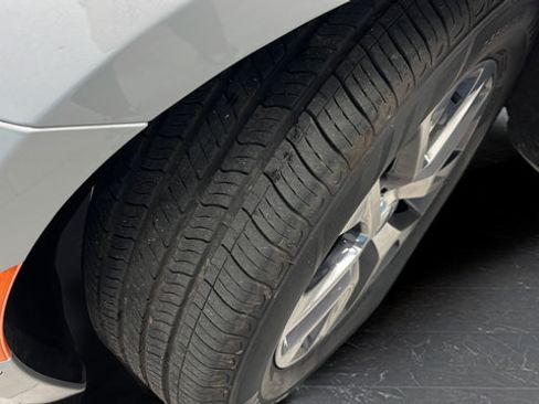 Used 2023 Chrysler Pacifica Pinnacle FWD image 39