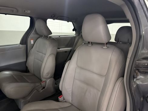 Used 2019 Toyota Sienna XLE w/ XLE Navigation Package AWD/4WD image 7