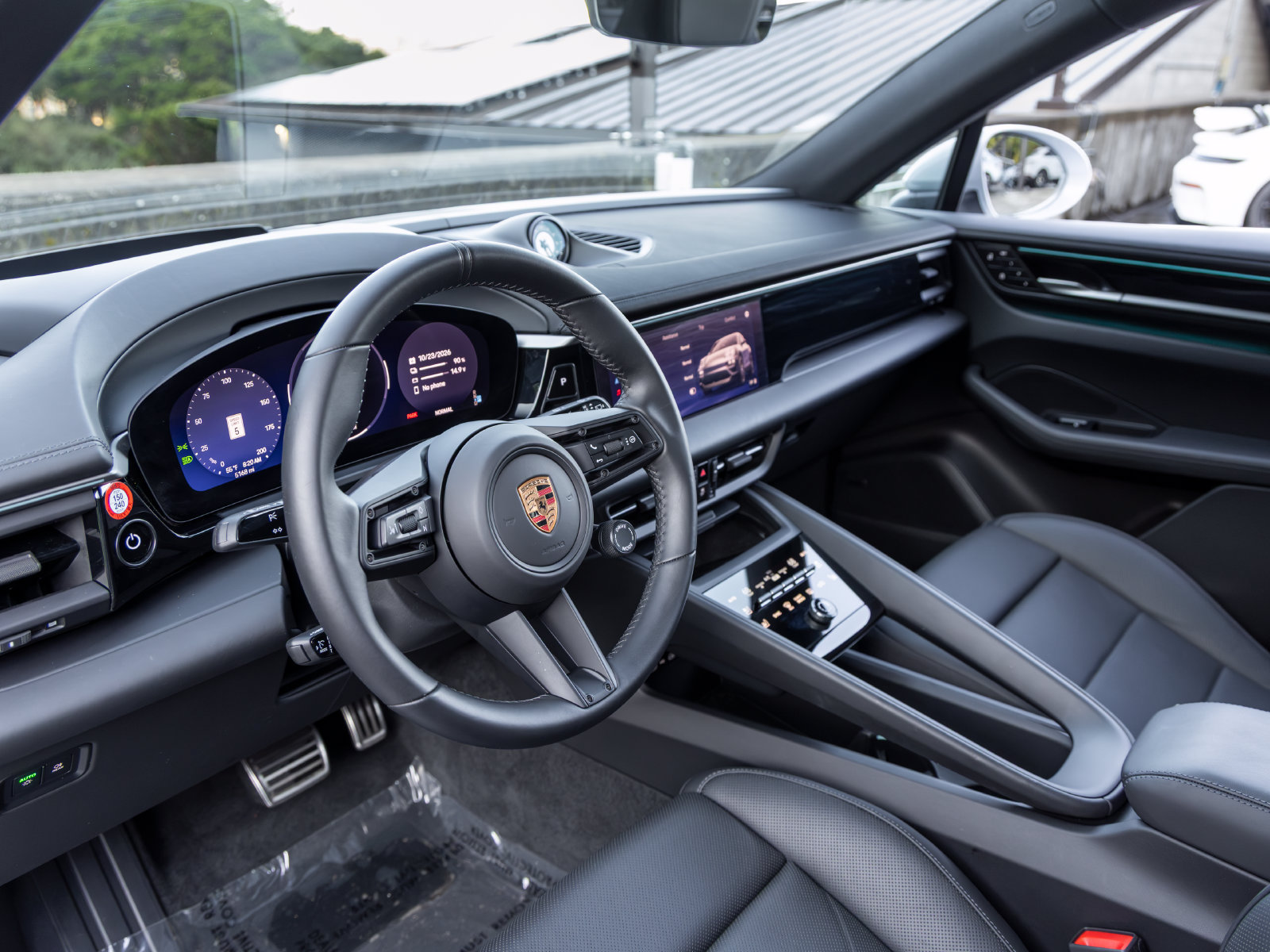 Certified 2025 Porsche Macan 4S Electric AWD/4WD image 4