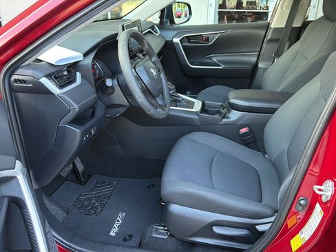 Used 2020 Toyota RAV4 LE FWD image 10