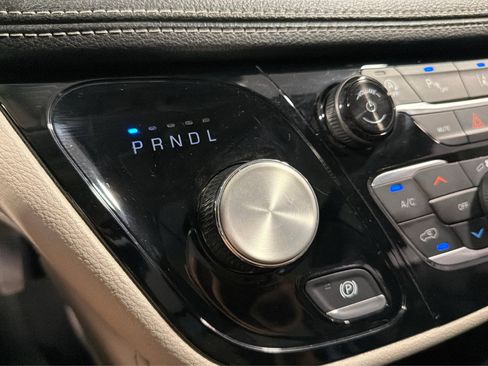 Used 2023 Chrysler Pacifica Limited FWD image 36