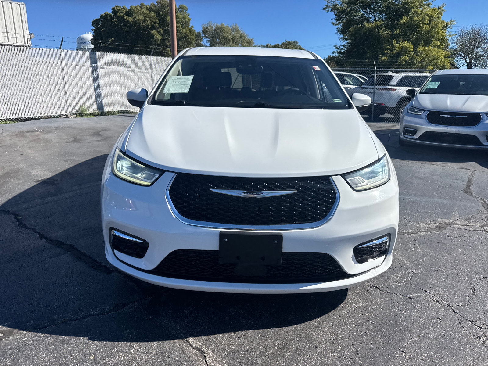 Used 2023 Chrysler Pacifica Touring-L FWD image 2