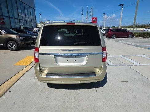 Used 2011 Chrysler Town & Country Limited image 6