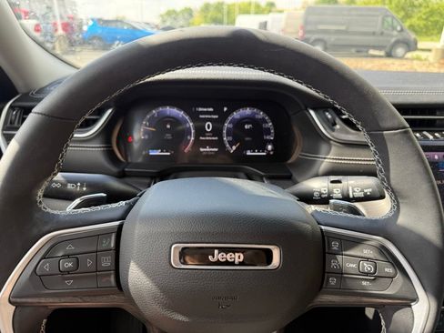 Used 2023 Jeep Grand Cherokee L Limited AWD/4WD image 19
