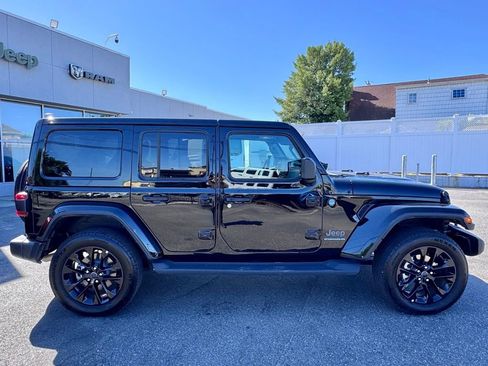 Used 2025 Jeep Wrangler Unlimited Sahara AWD/4WD image 8
