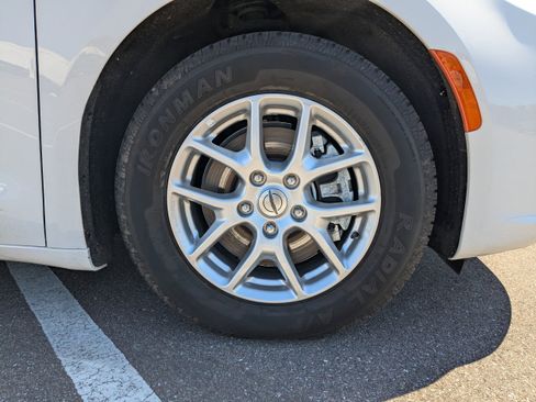 Used 2024 Chrysler Pacifica Touring-L image 10