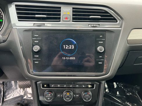 Used 2021 Volkswagen Tiguan SE image 19