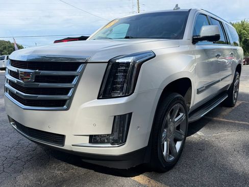 Used 2018 Cadillac Escalade ESV Luxury RWD image 3